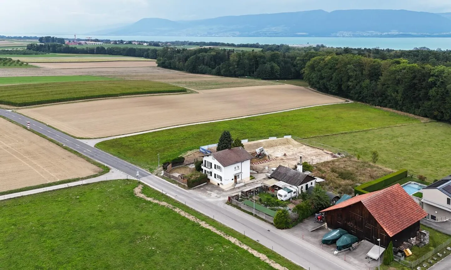 Schönes Zweifamilienhaus mit integriertem Garagen und sonnigem Garten! - Foto 11 von 13