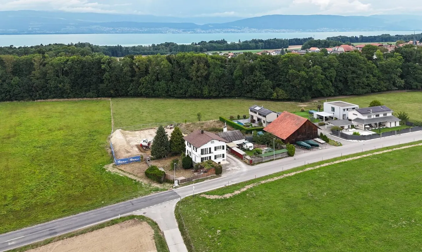 Schönes Zweifamilienhaus mit integriertem Garagen und sonnigem Garten! - Foto 12 von 13