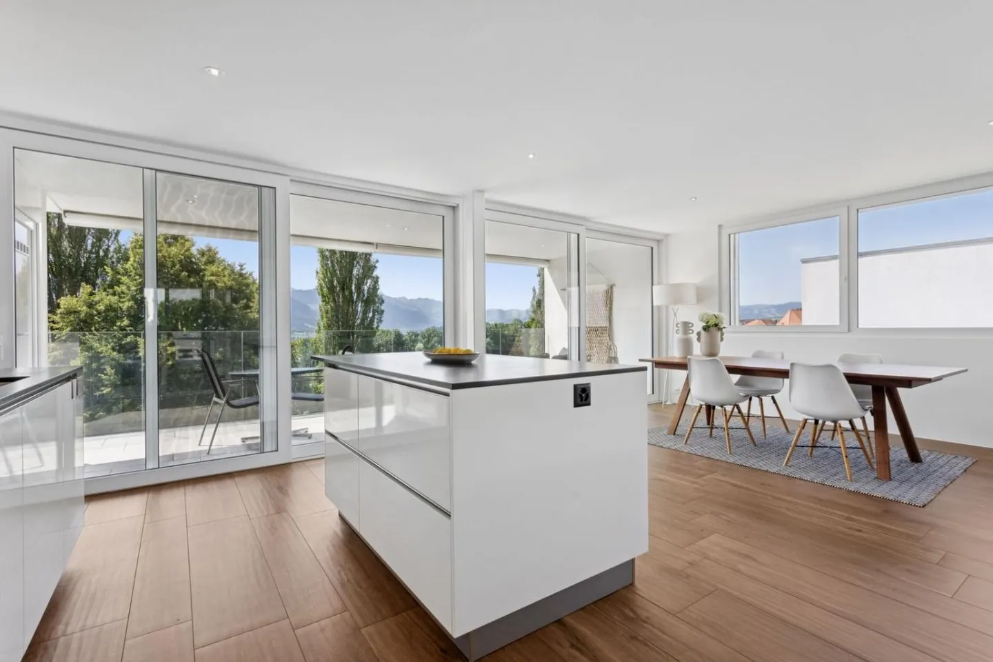 Villa avec terrasse et vue magnifique sur le lac et les préalpes - Photo 3 sur 12
