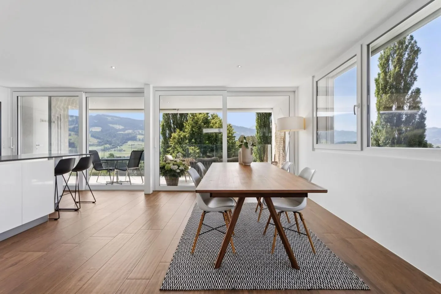 Villa avec terrasse et vue magnifique sur le lac et les préalpes - Photo 4 sur 12