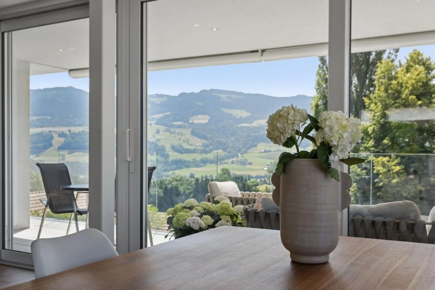 Villa avec terrasse et vue magnifique sur le lac et les préalpes - Photo 5 sur 12