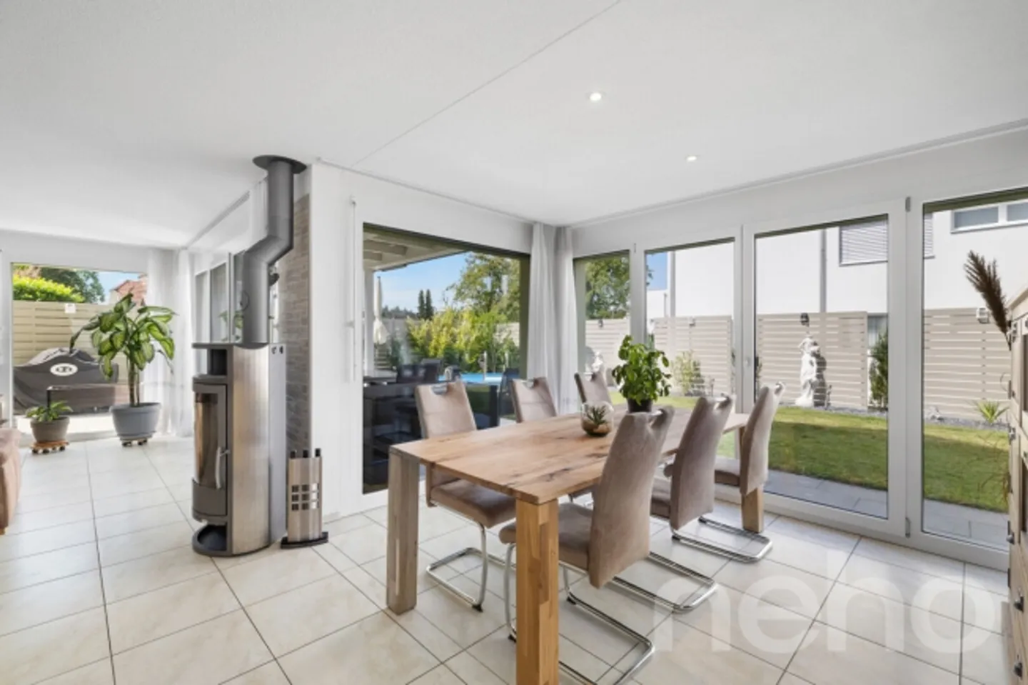 Casa familiare da sogno con giardino, piscina e posizione centrale - Foto 4 di 13