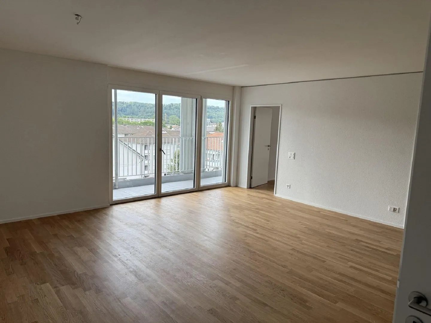 Moderno appartamento con 3 camere da letto con balcone e bella vista a Muttenz - Foto 1 di 9