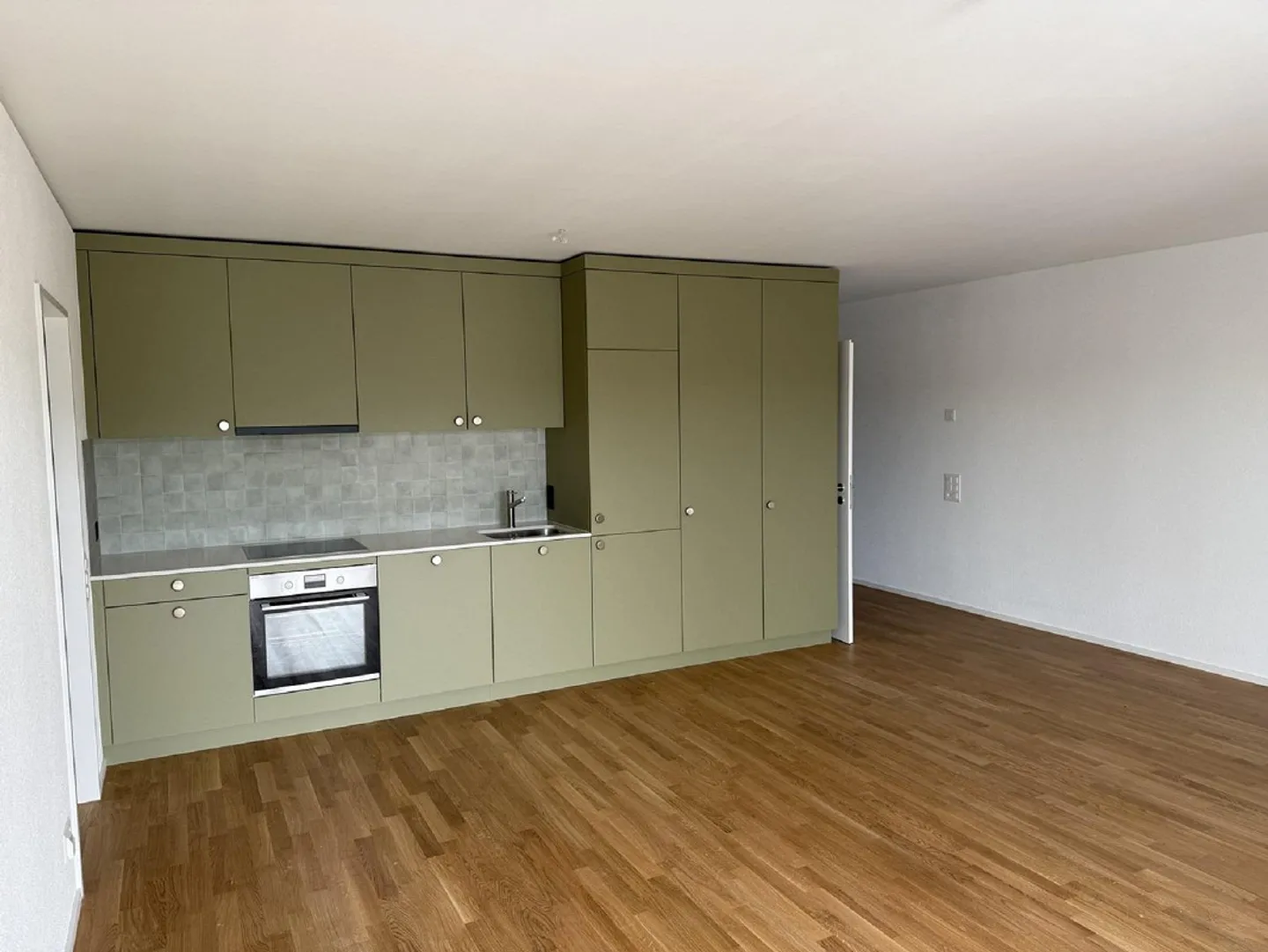 Moderno appartamento con 3 camere da letto con balcone e bella vista a Muttenz - Foto 3 di 9