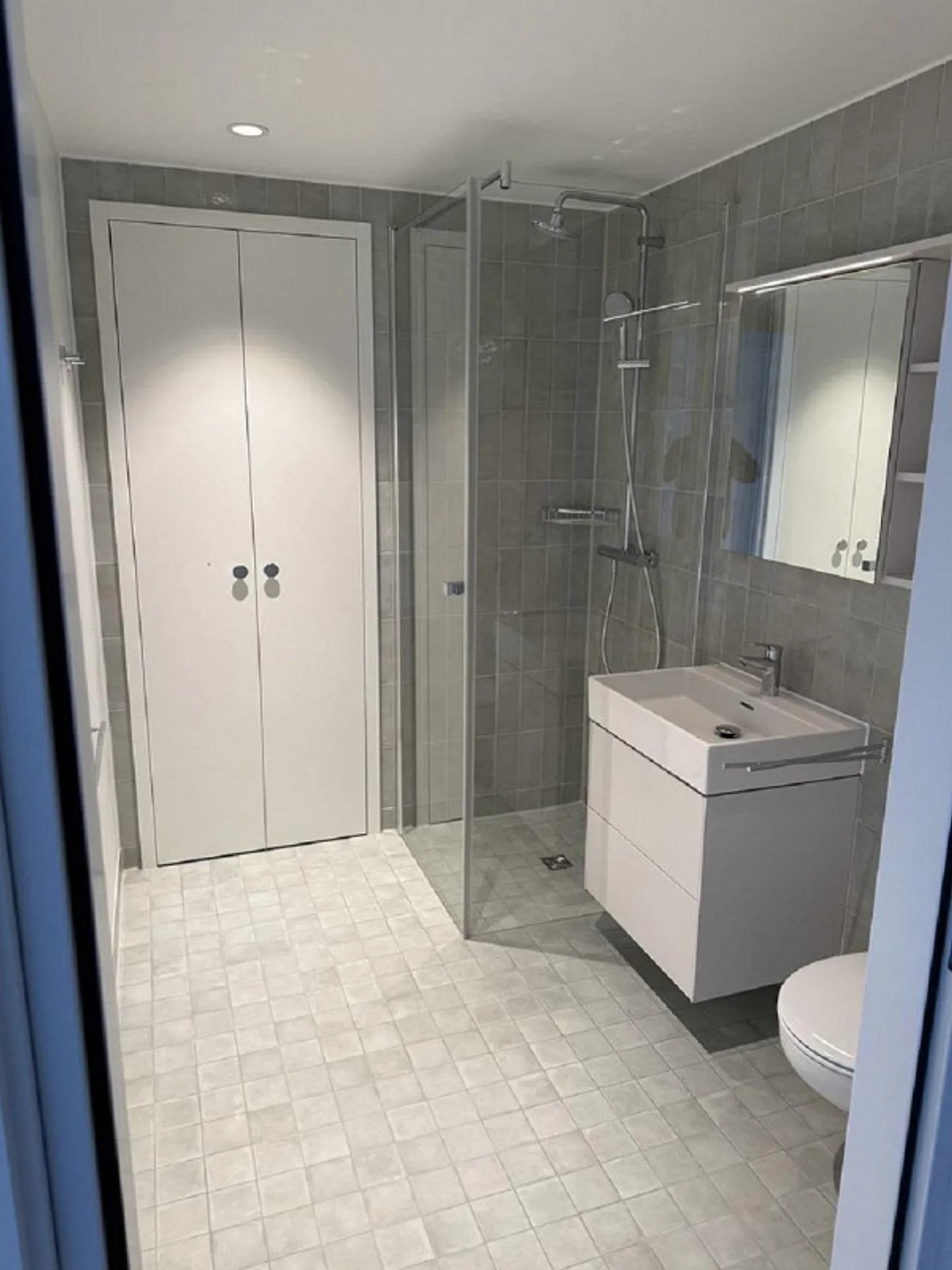 Moderno appartamento con 3 camere da letto con balcone e bella vista a Muttenz - Foto 7 di 9
