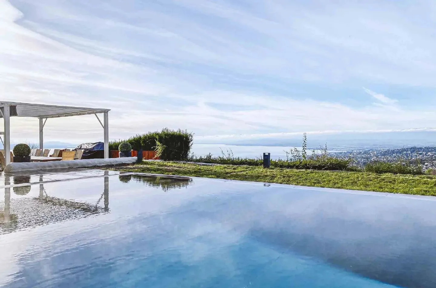 Maison Exceptionnelle avec Vue sur le Lac - Photo 2 sur 13