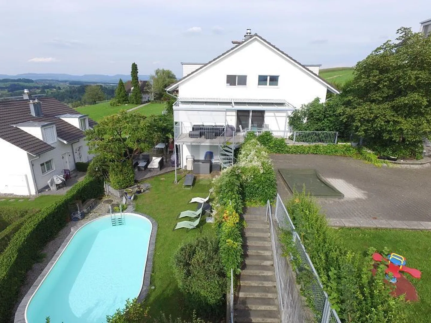 ELEGANTE CON GIARDINO, PISCINA E VISTA PANORAMICA - Foto 1 di 6