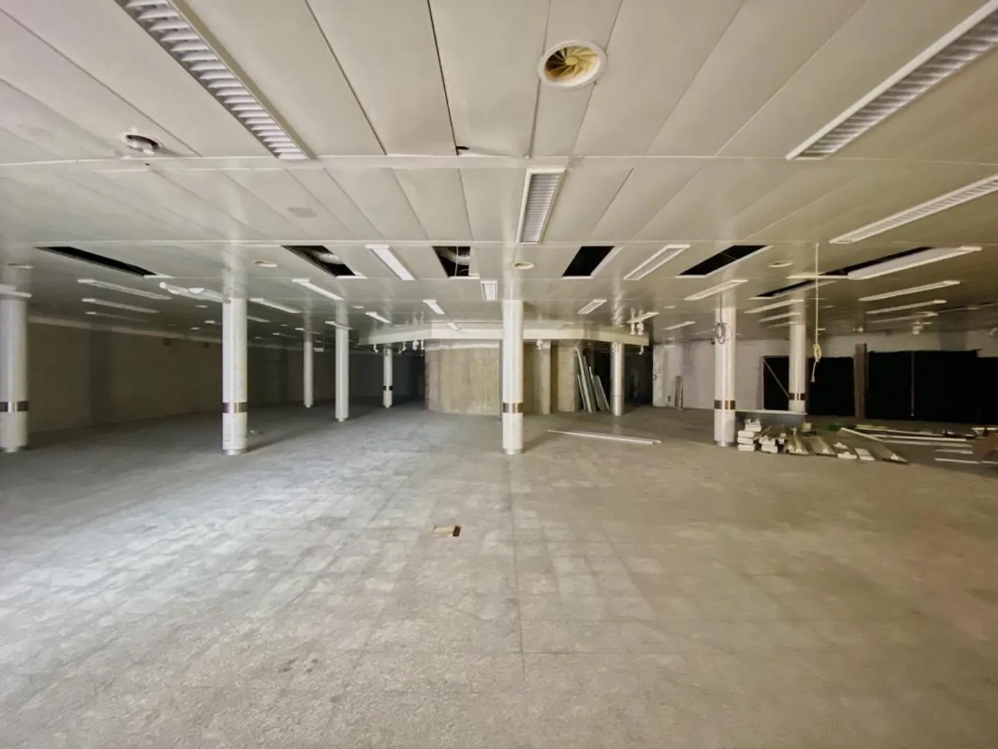 Affittasi ampio  spazio commerciale Mendriso - Foto 1 di 5