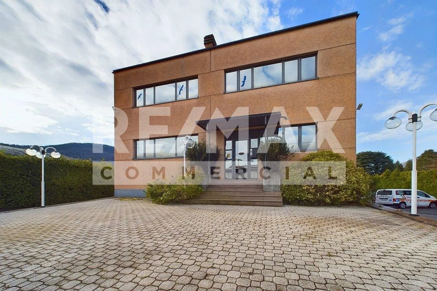 Interesting commercial building in Cunardo, Varese - Italy - Photo 3 of 13