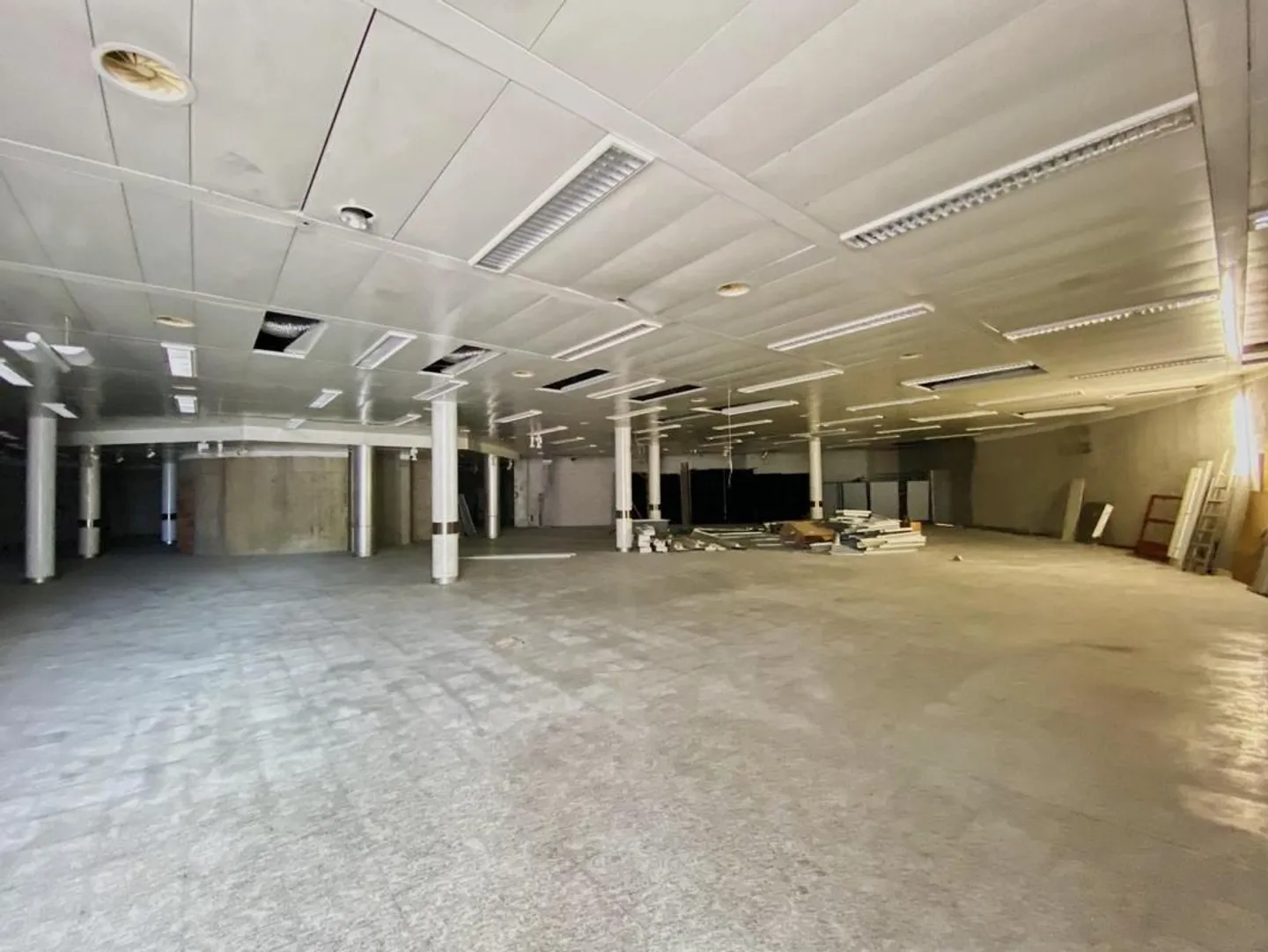 Affittasi ampio  spazio commerciale Mendriso - Foto 2 di 5