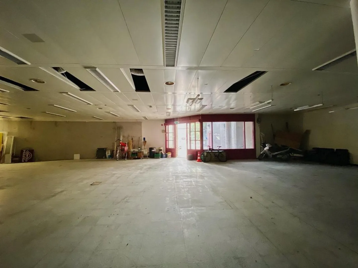 Affittasi ampio  spazio commerciale Mendriso - Foto 3 di 5