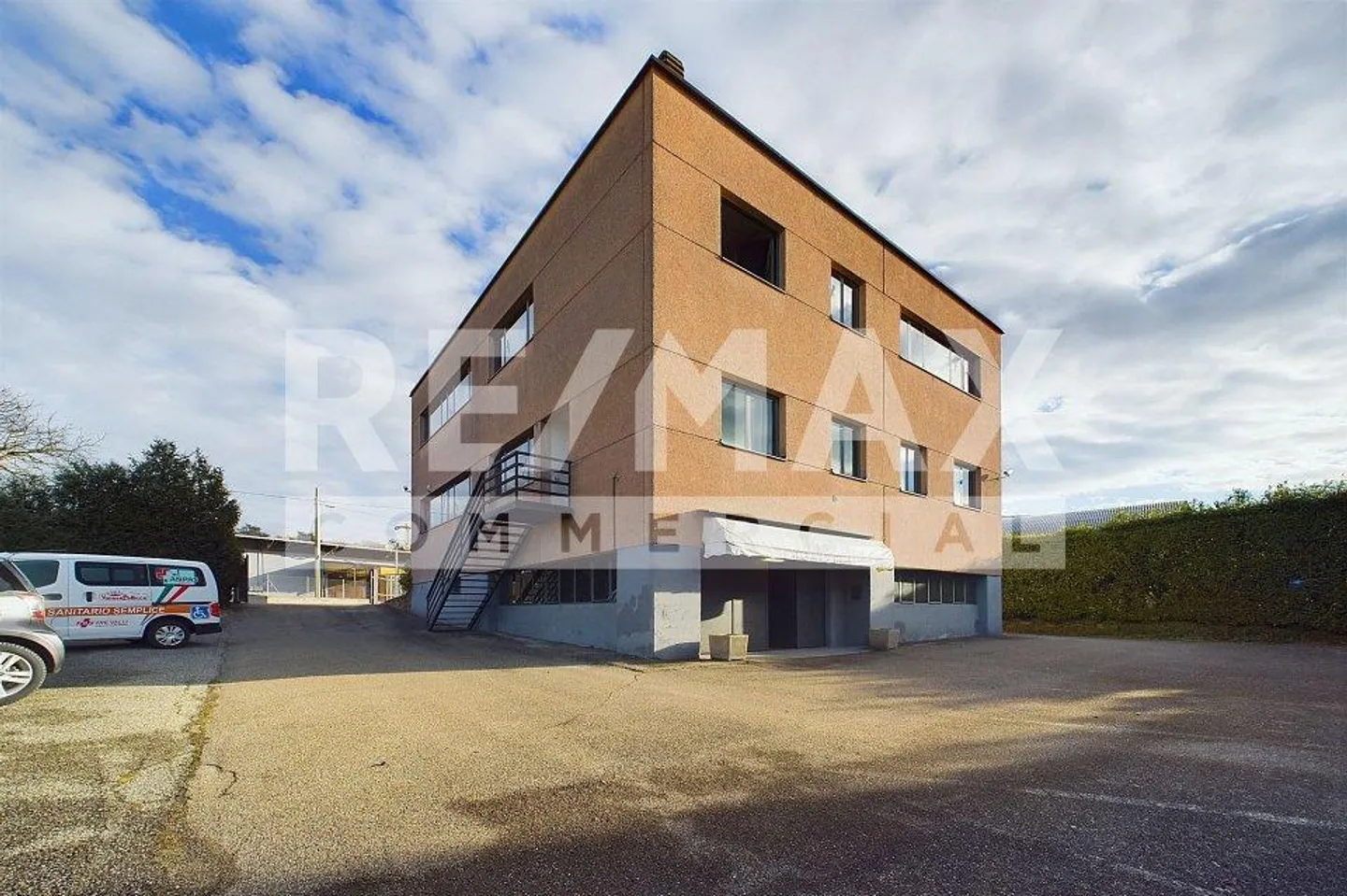 Interesting commercial building in Cunardo, Varese - Italy - Photo 8 of 13