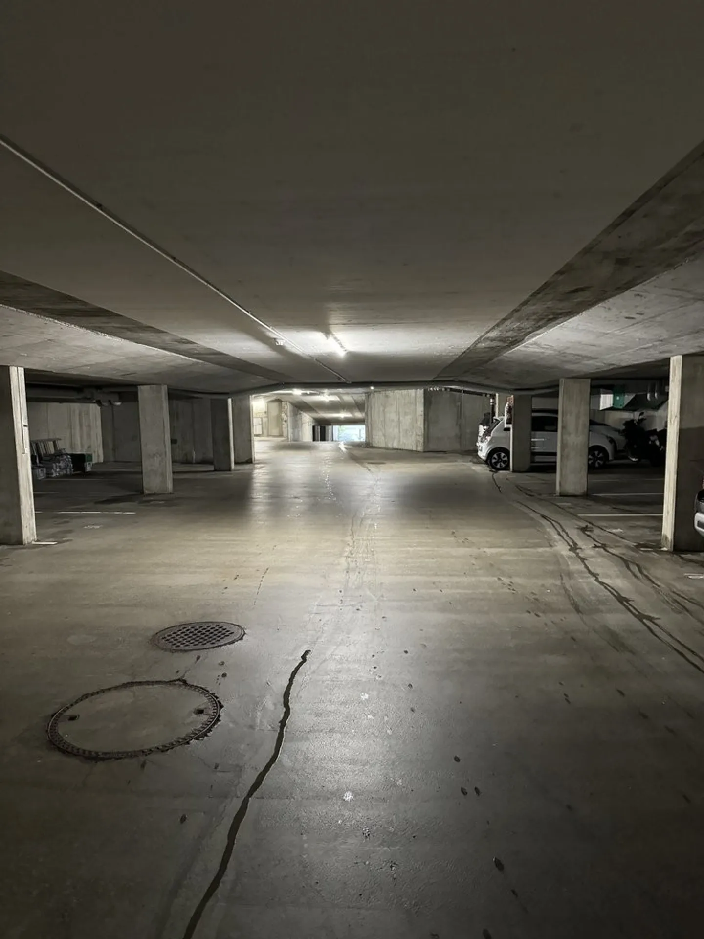 Motorcycle parking spaces for rent in the center of Schliern - Photo 2 of 3