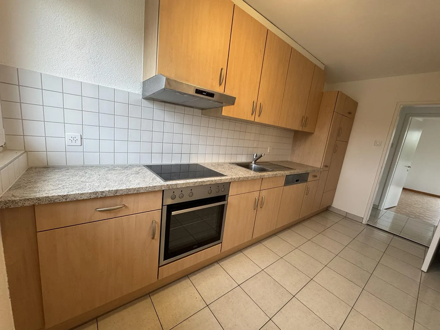 Ampio appartamento di 5 stanze con balcone in posizione tranquilla - Foto 2 di 9