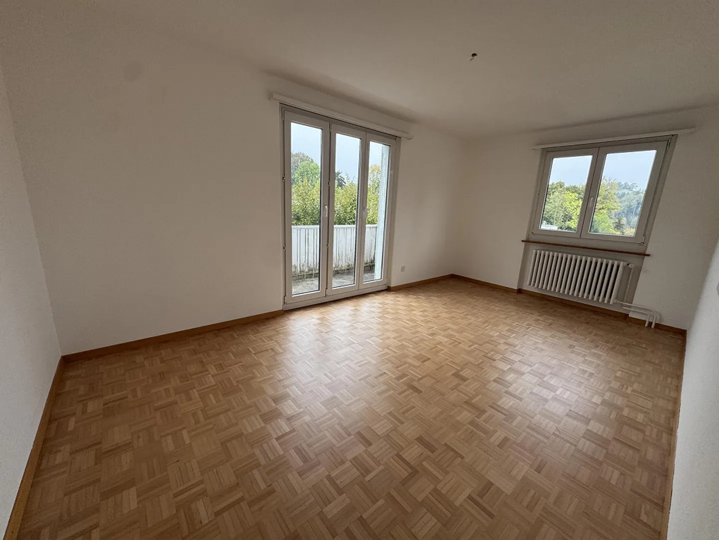 Ampio appartamento di 5 stanze con balcone in posizione tranquilla - Foto 3 di 9