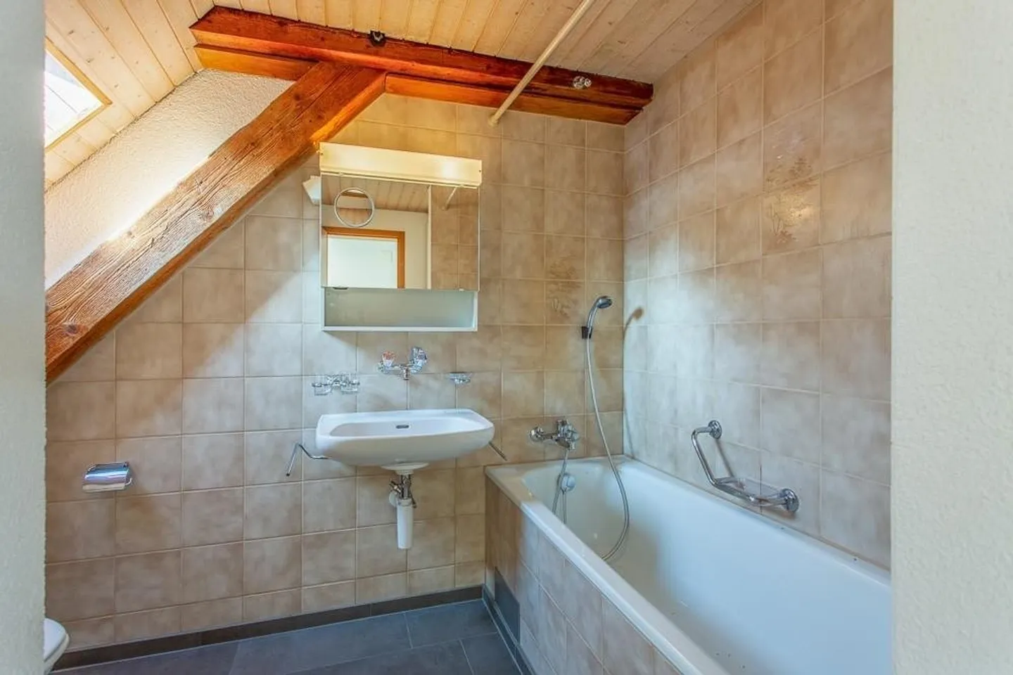 Charmante Dachwohnung mit Aussicht - Foto 5 von 7