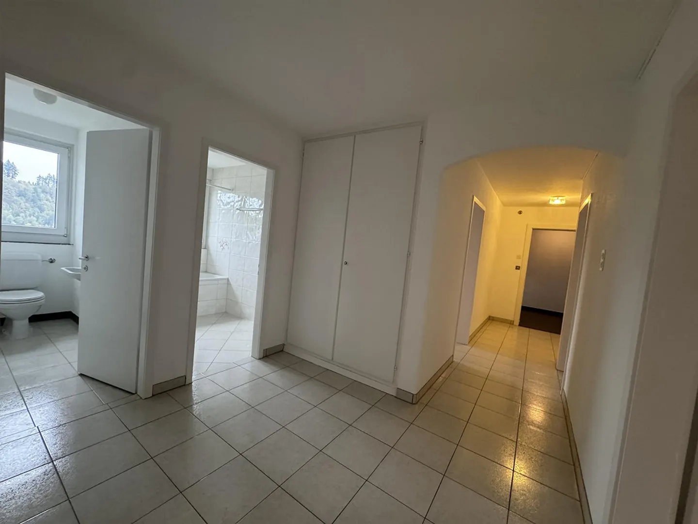 Ampio appartamento di 5 stanze con balcone in posizione tranquilla - Foto 4 di 9