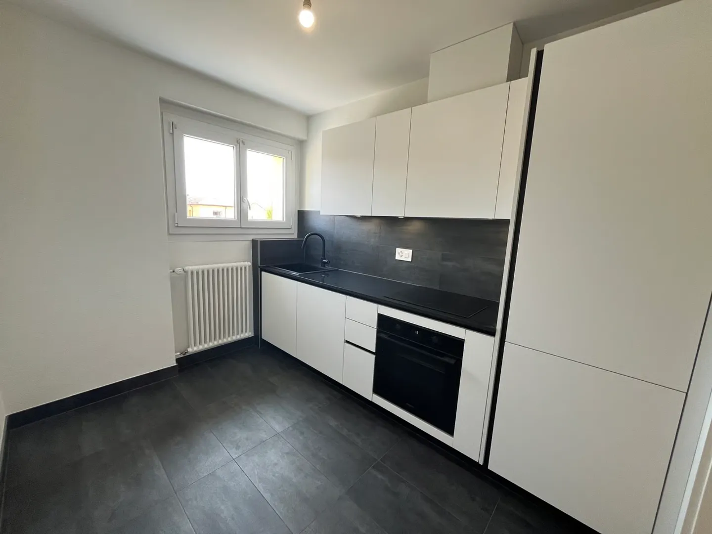 Charming Apartment with Balcony - Photo 5 of 8