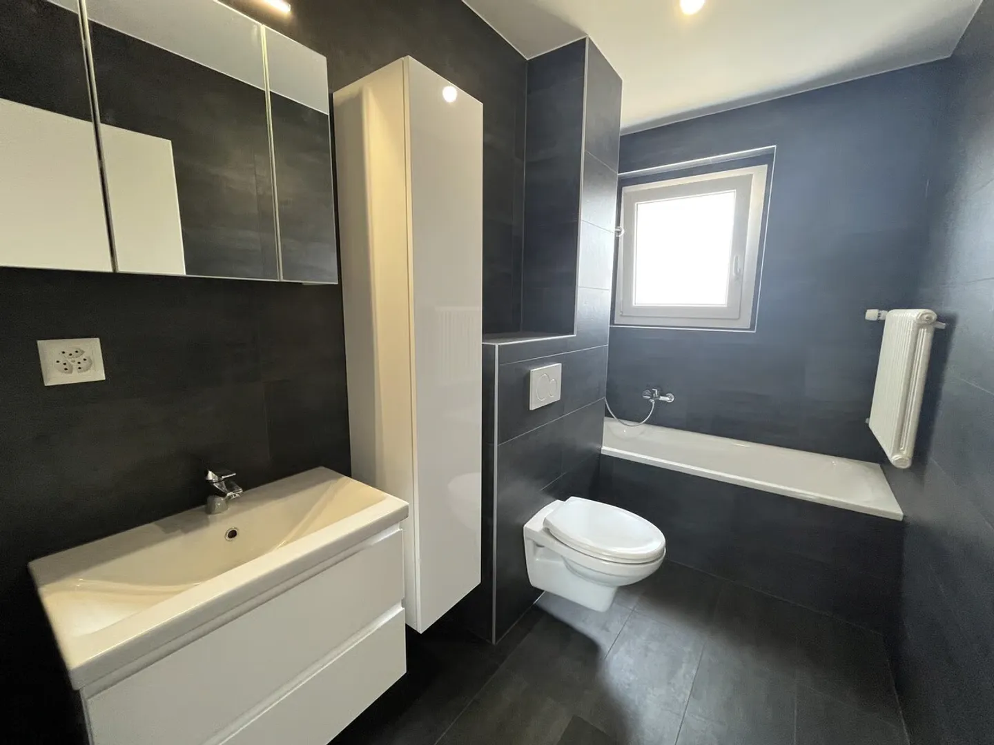 Charming Apartment with Balcony - Photo 6 of 8