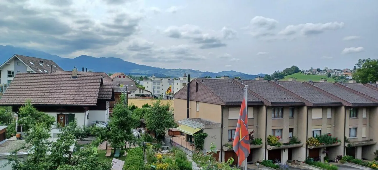 Appartement 3 1/2 pièces avec balcon et vue sur la montagne - Photo 1 sur 9