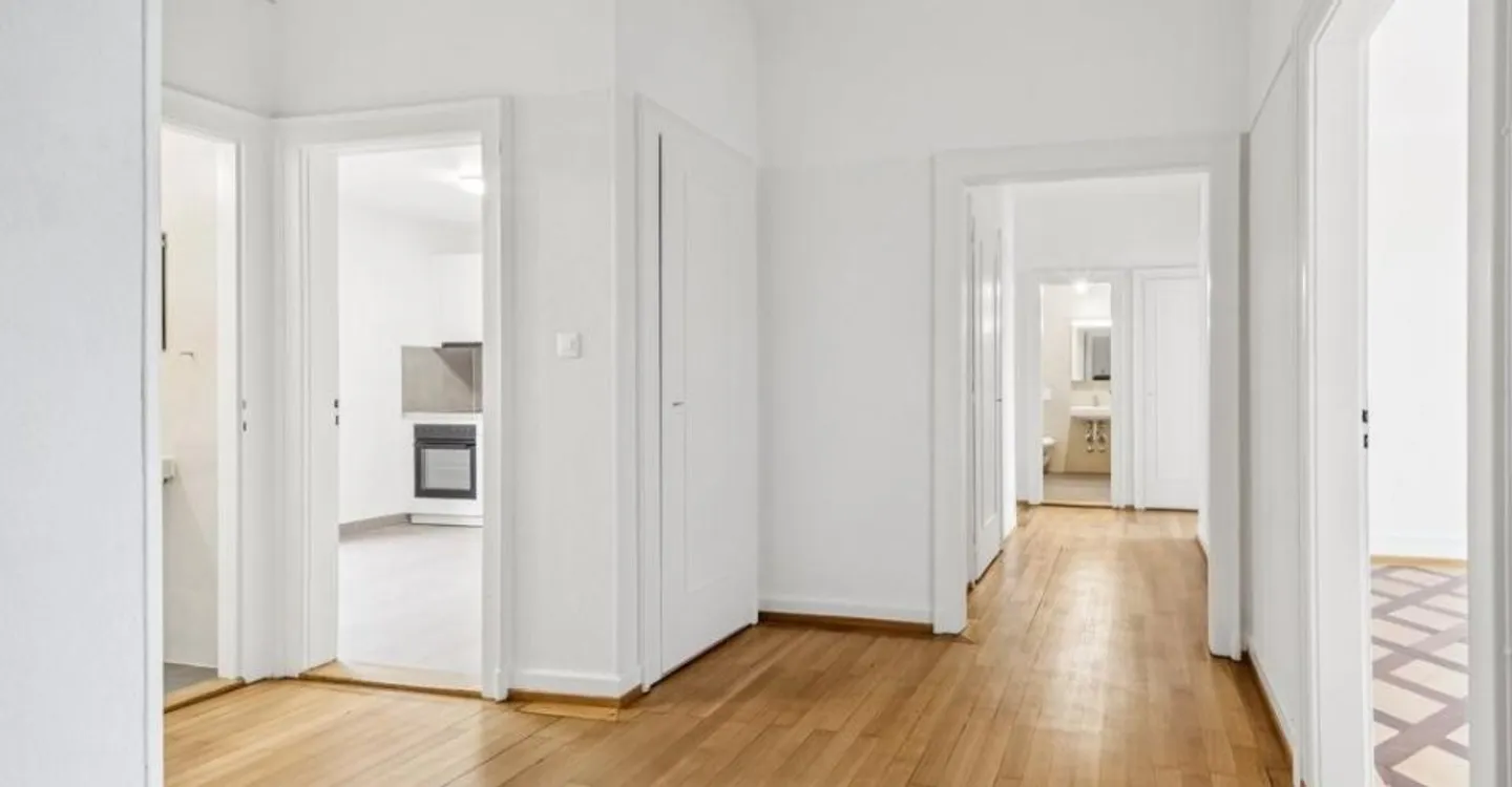 Nächste Straßenbahnankunft am Fuß des Gebäudes - Foto 4 von 11