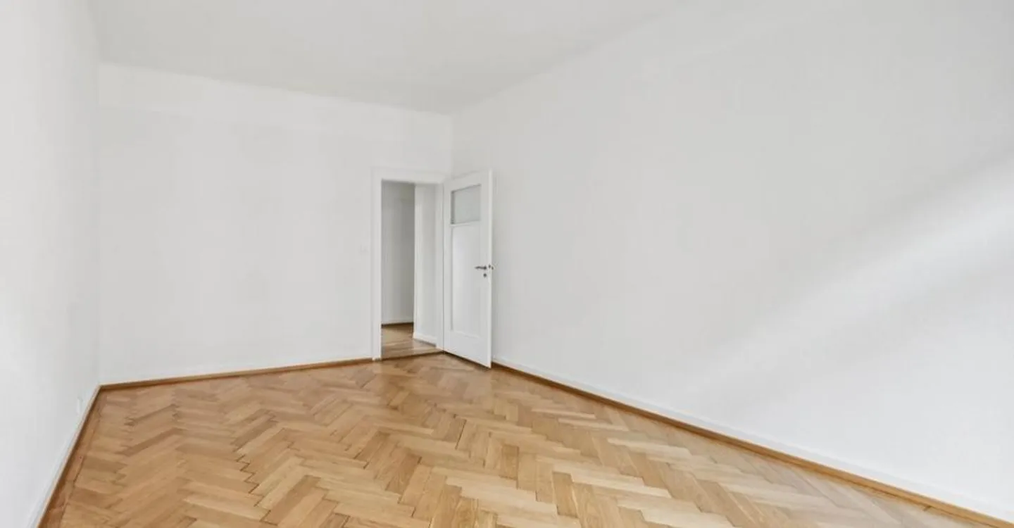 Nächste Straßenbahnankunft am Fuß des Gebäudes - Foto 5 von 11
