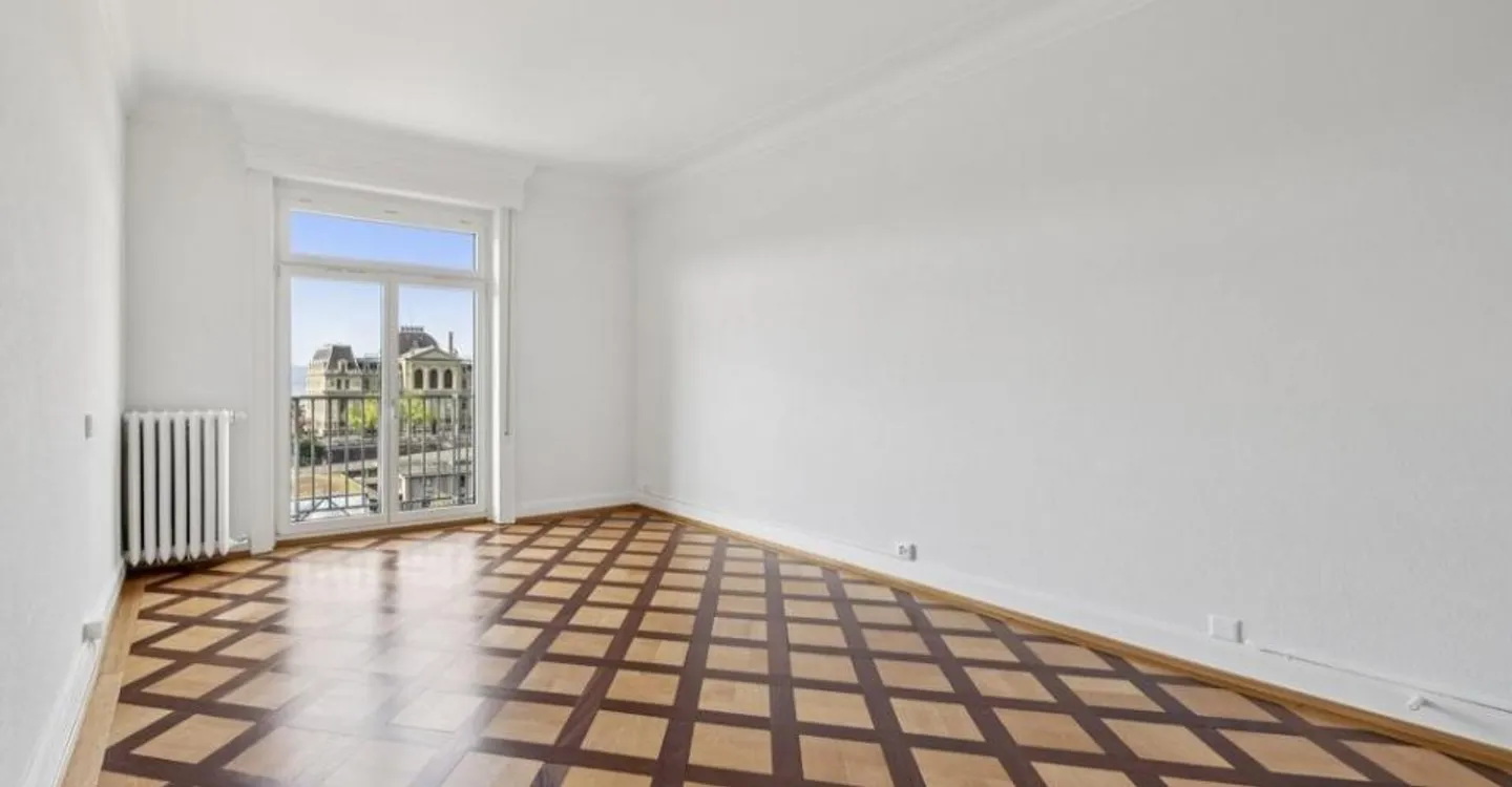 Nächste Straßenbahnankunft am Fuß des Gebäudes - Foto 7 von 11