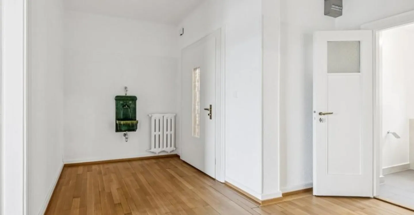 Nächste Straßenbahnankunft am Fuß des Gebäudes - Foto 8 von 11