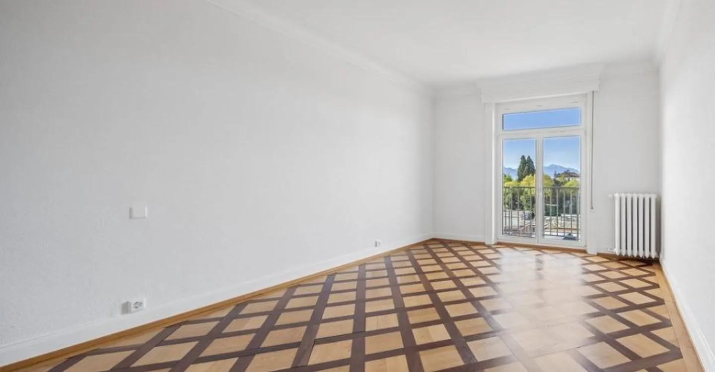 Nächste Straßenbahnankunft am Fuß des Gebäudes - Foto 6 von 11