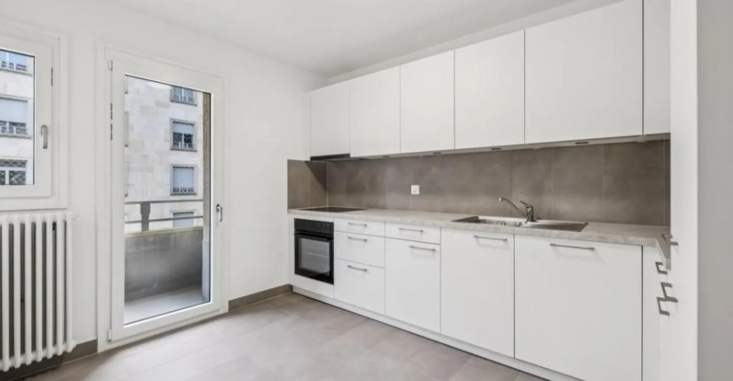 Nächste Straßenbahnankunft am Fuß des Gebäudes - Foto 9 von 11