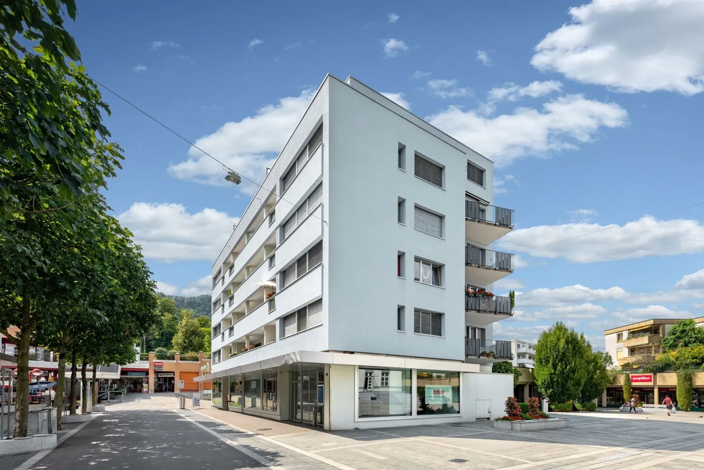 Vivere centrale direttamente alla stazione ferroviaria di Adliswil! - Foto 1 di 12