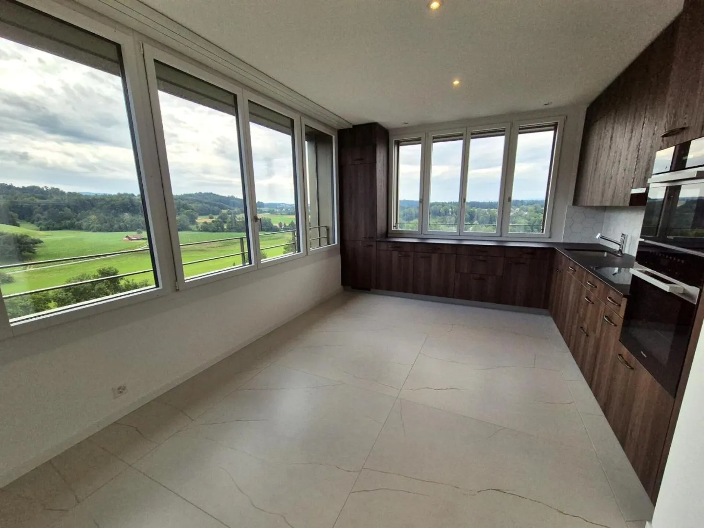 Plugin 4 - 5.5-Room Apartment on the 12th Floor - Photo 2 of 13