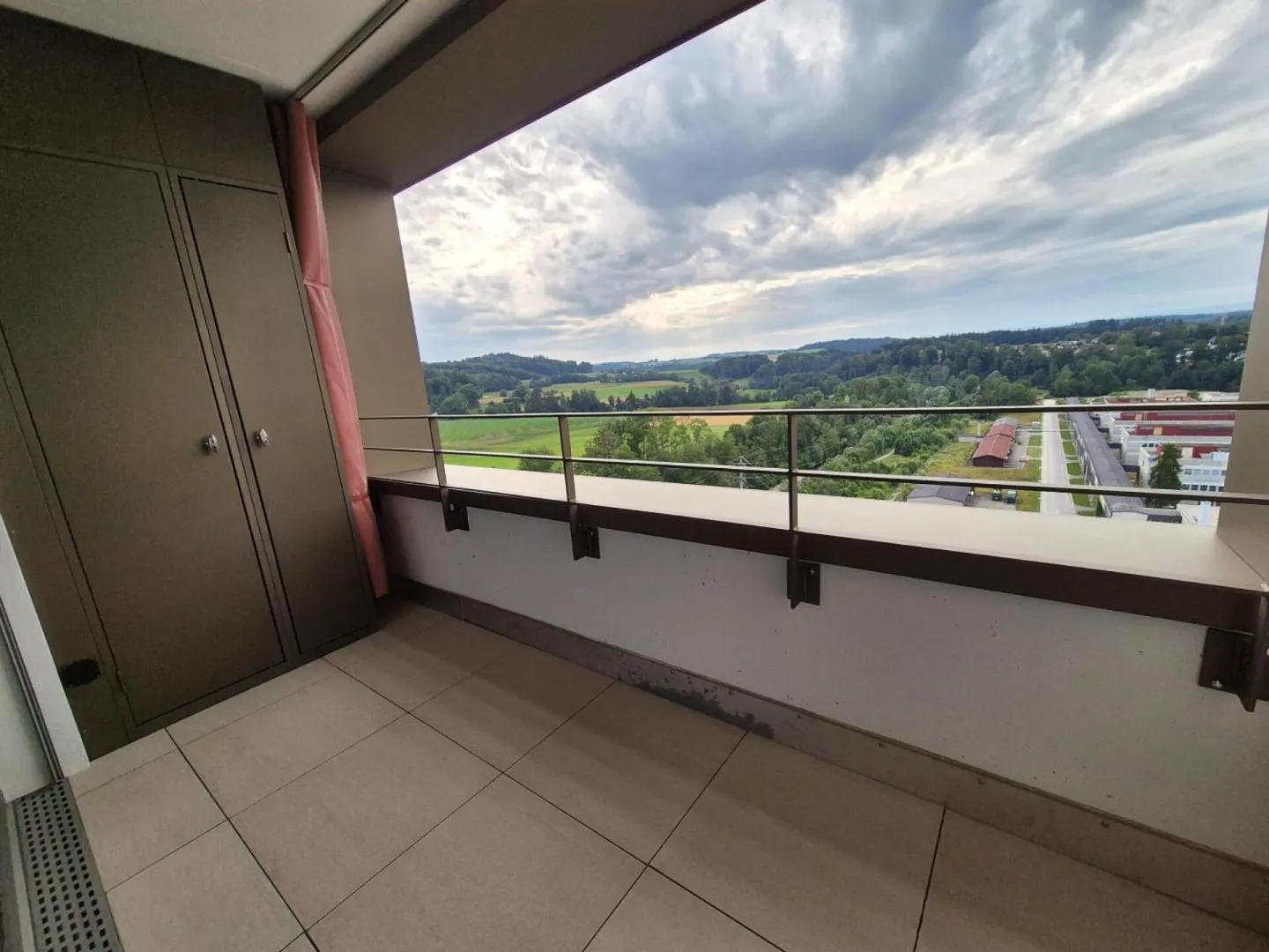 Plugin 4 - 5.5-Room Apartment on the 12th Floor - Photo 8 of 13