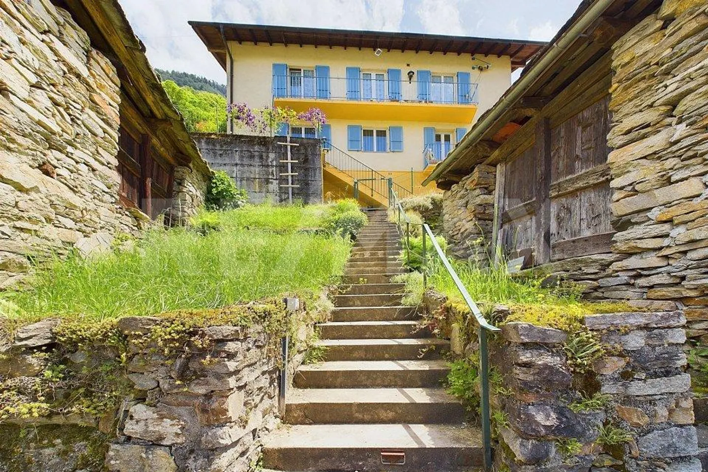 Maisons avec deux appartements et vue panoramique immergée dans la verdure - Photo 3 sur 13