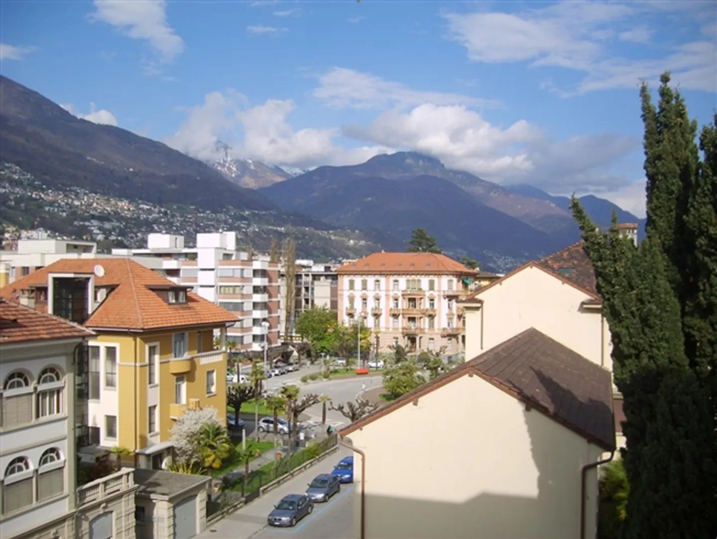 «Centrale a Locarno luminoso 3.5 locali di alto standing con posteggio coperto / Zentrale Locarno helle 3.5-Zimmer-Wohnung mit überdachtem Parkplatz» - Foto 3 di 5