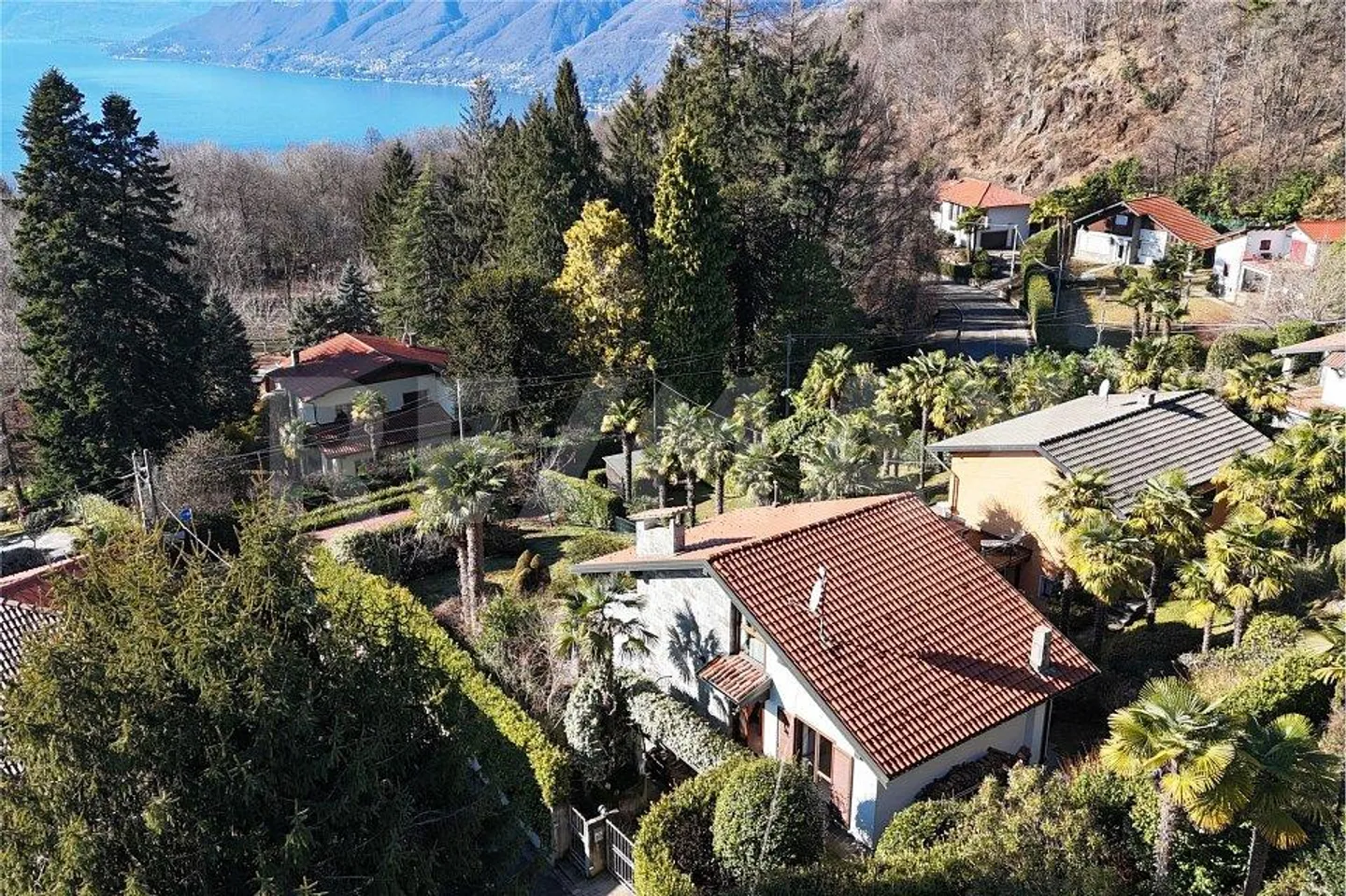 Semi-detached villa with lake view - Photo 4 of 13