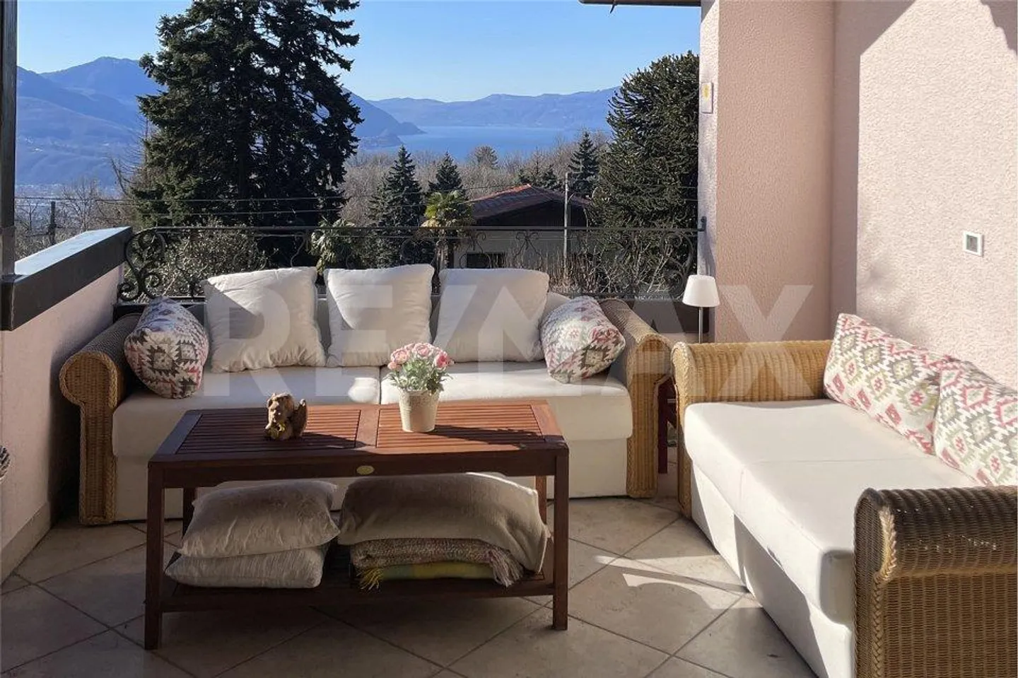 Semi-detached villa with lake view - Photo 6 of 13