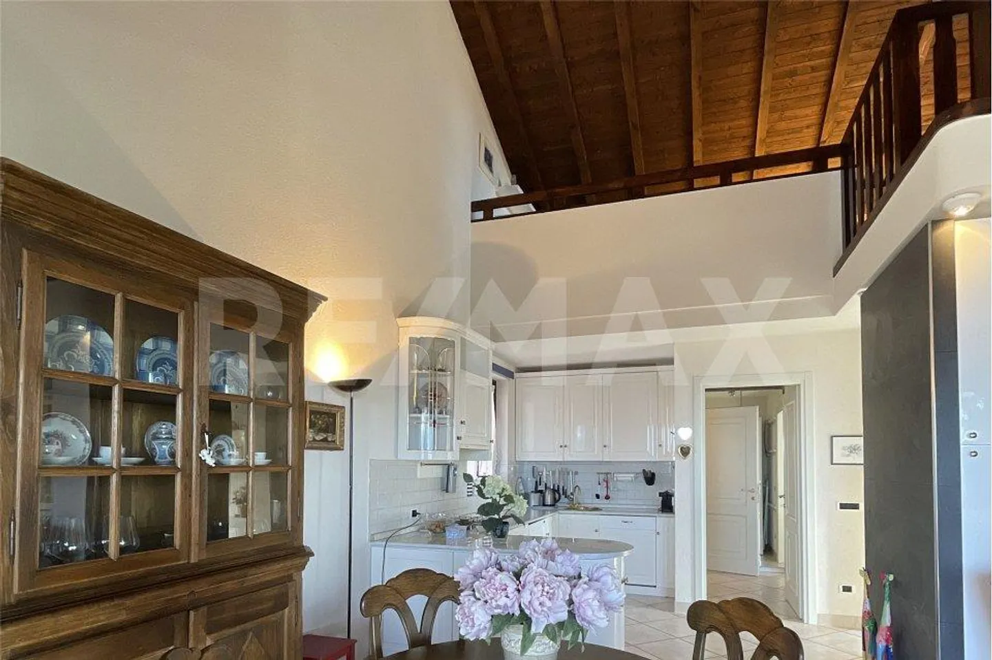 Semi-detached villa with lake view - Photo 8 of 13