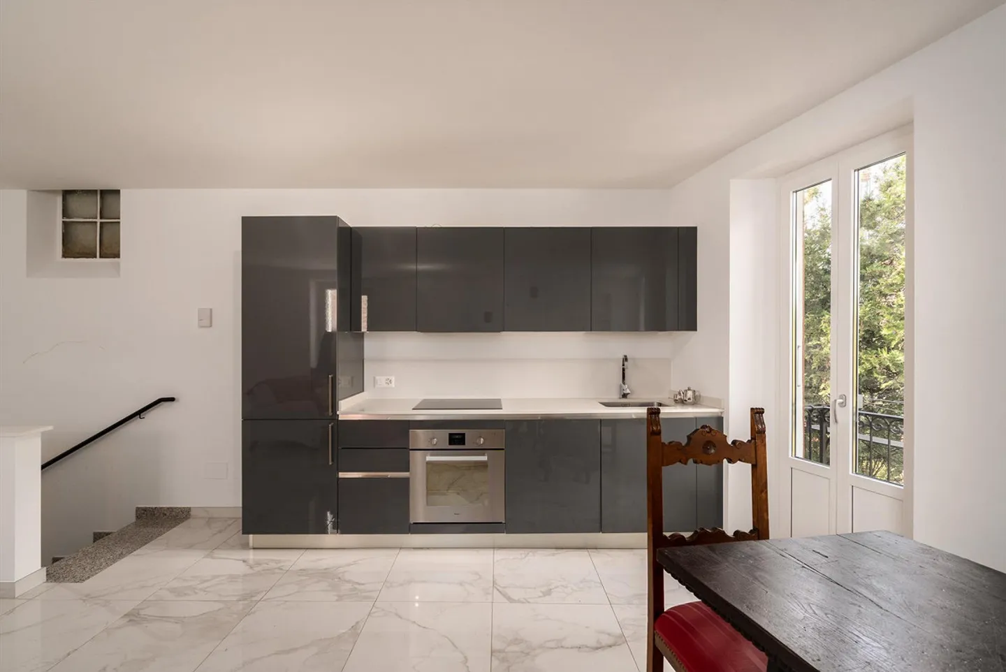 ZWEI SCHRITTE VOM SEE UND ZENTRUM ENTFERNT, MÖBLIERTES 2.5-ZIMMER-APARTMENT - Foto 3 von 7