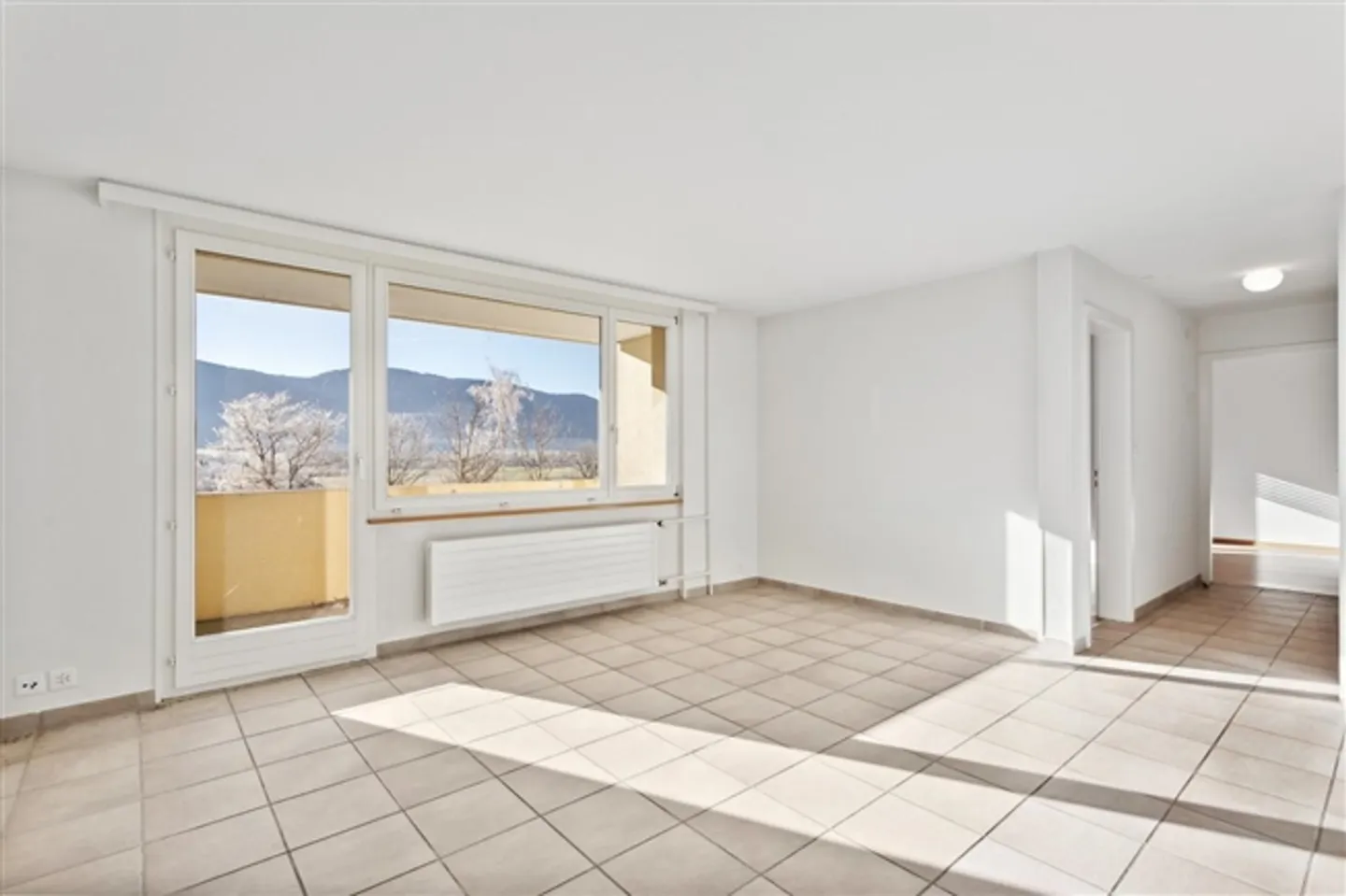 For Rent: Magnificent 3-Room Apartment with Superb Balcony and Exceptional View - Photo 5 of 8