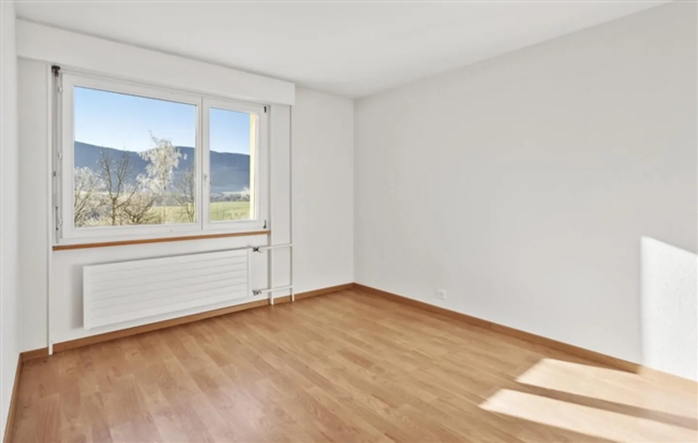 For Rent: Magnificent 3-Room Apartment with Superb Balcony and Exceptional View - Photo 6 of 8