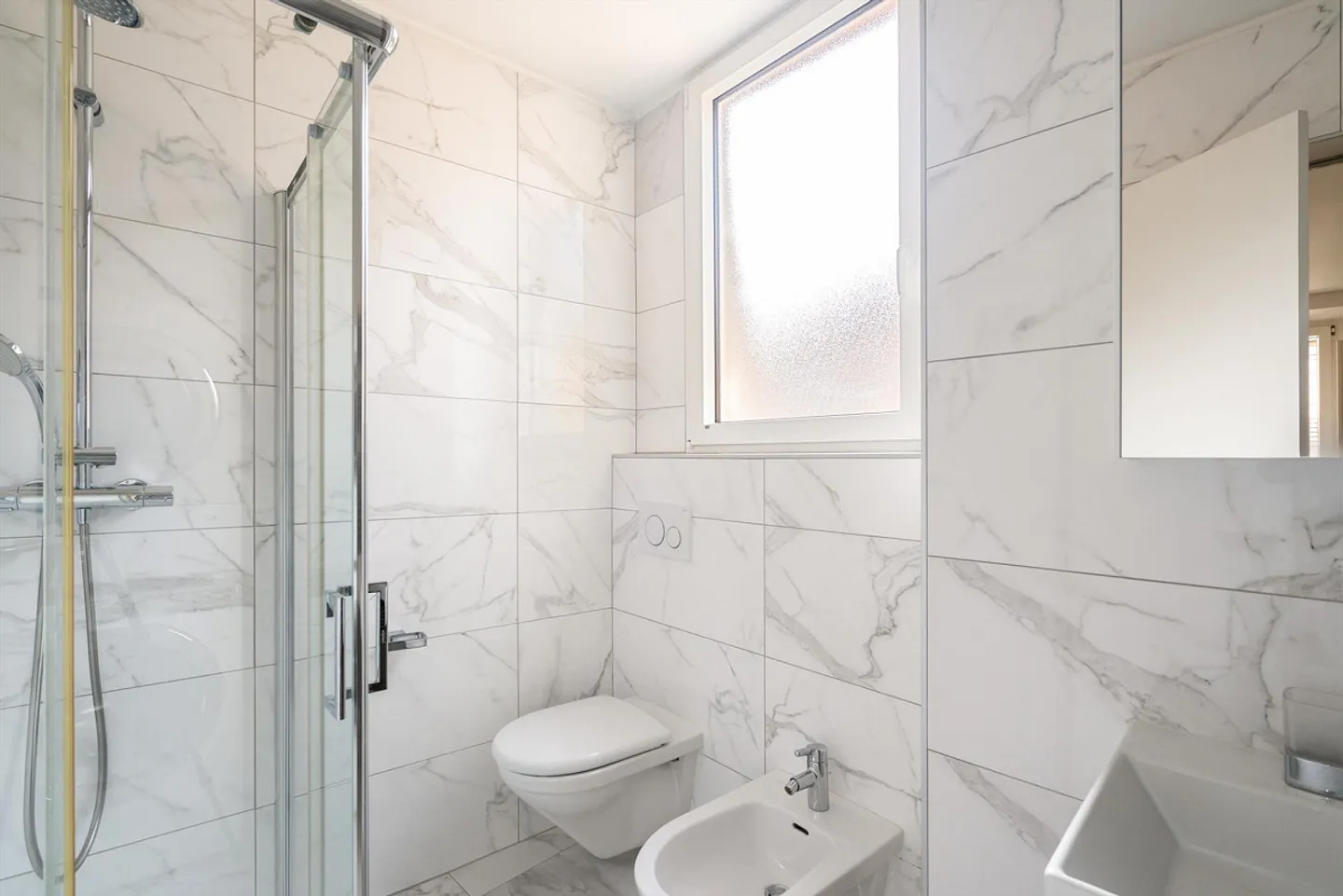 ZWEI SCHRITTE VOM SEE UND ZENTRUM ENTFERNT, MÖBLIERTES 2.5-ZIMMER-APARTMENT - Foto 6 von 7