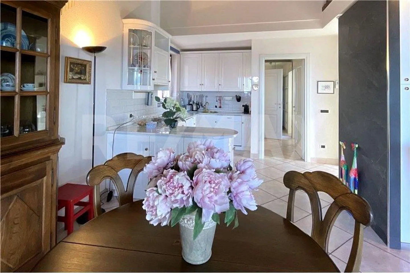 Semi-detached villa with lake view - Photo 9 of 13