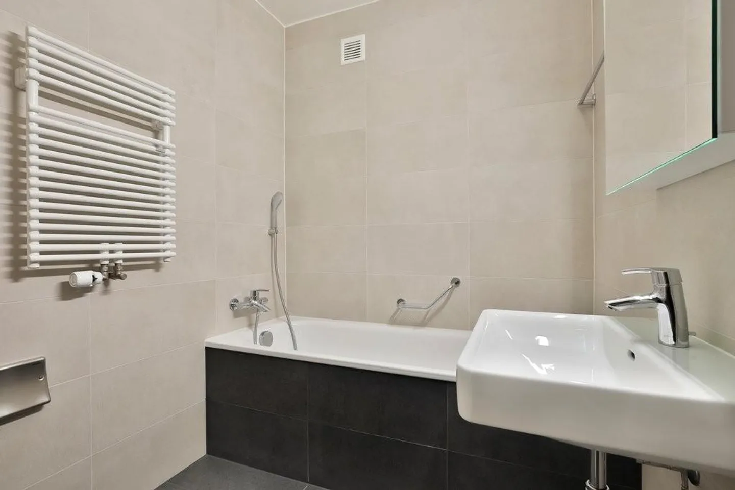 Bellissimo appartamento di 5 stanze di 79 m2, zona tranquilla, vista libera - Foto 6 di 7