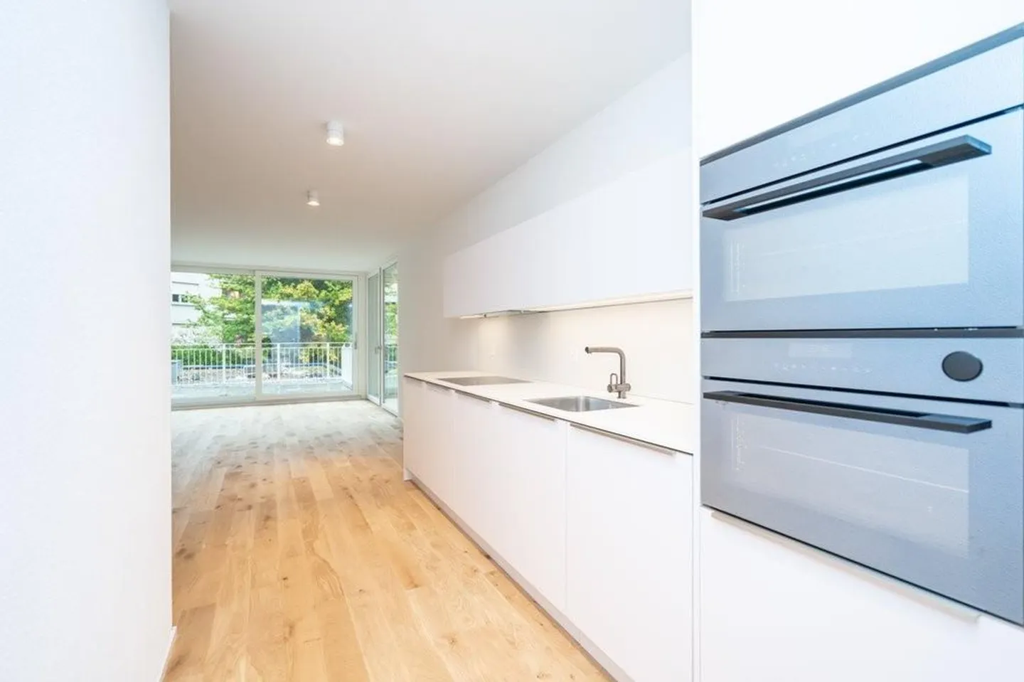 Freshly renovated 2.5-room apartment near the city - Photo 2 of 7