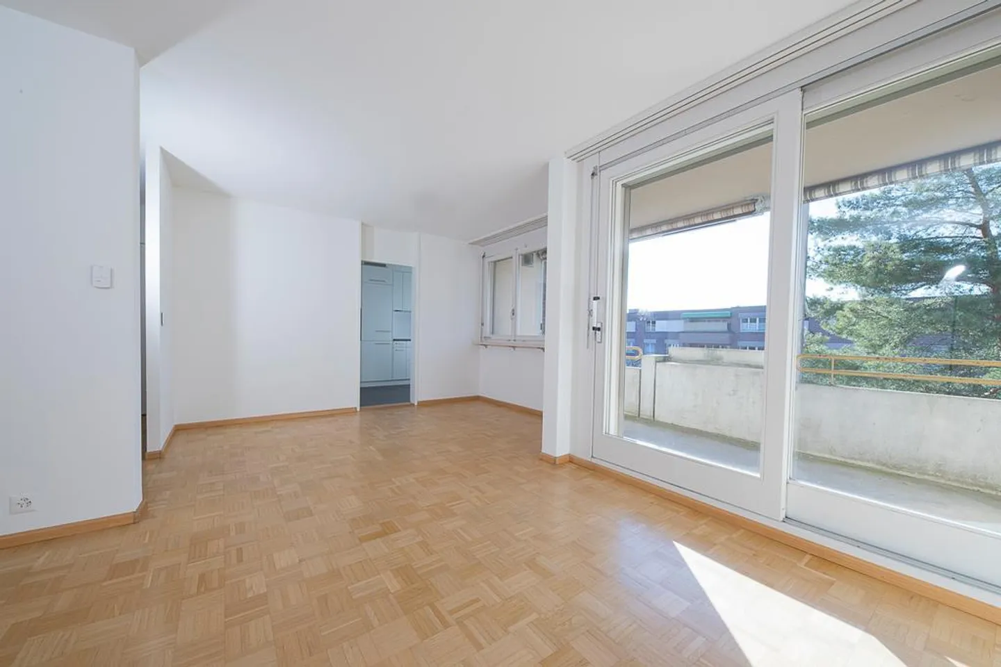 Appartamento ristrutturato di 5,5 stanze a Münchenstein in una posizione tranquilla! - Foto 1 di 7