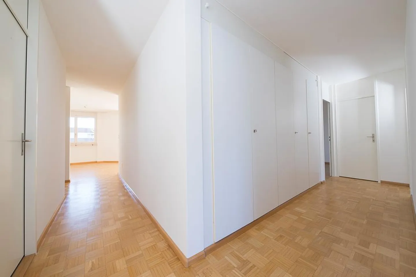 Appartamento ristrutturato di 5,5 stanze a Münchenstein in una posizione tranquilla! - Foto 2 di 7