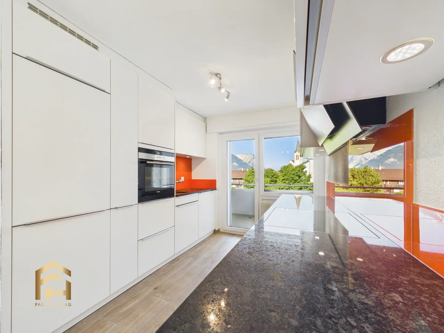 Centrally located 4.5 room apartment with balcony and garden seating area - Photo 1 of 13