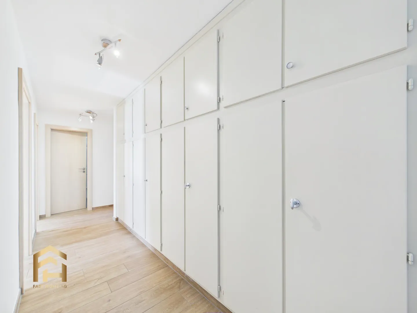 Centrally located 4.5 room apartment with balcony and garden seating area - Photo 8 of 13