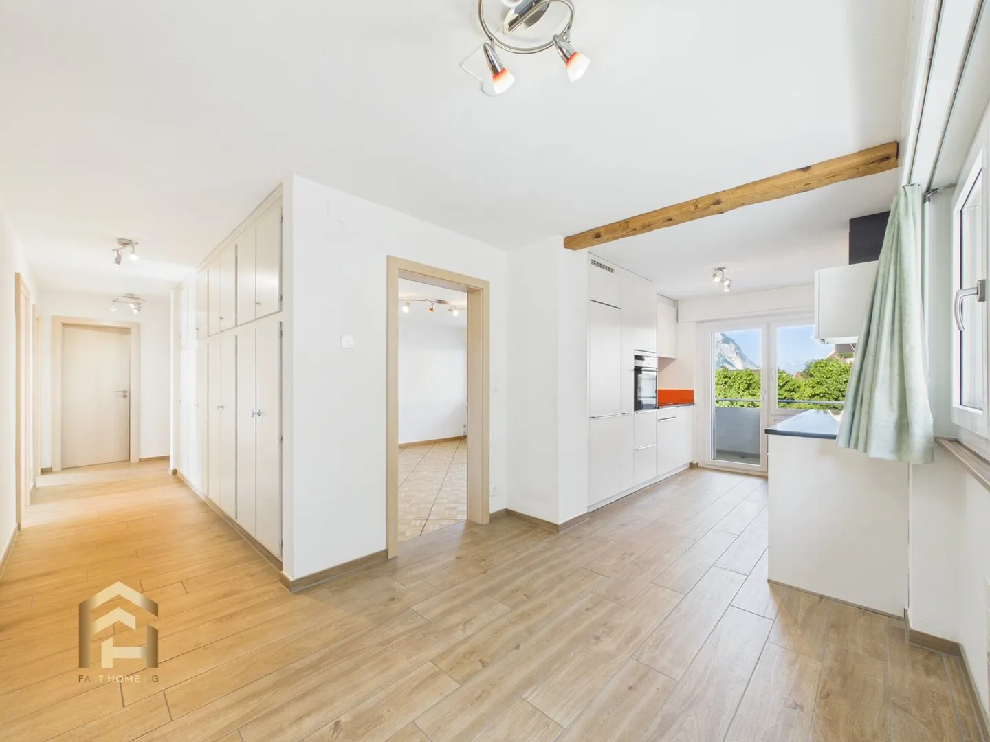 Centrally located 4.5 room apartment with balcony and garden seating area - Photo 9 of 13